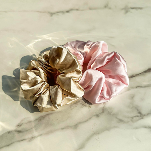 Fortschrittliche seidige und glatte Haarpflege mit echten Seidenhaargummis