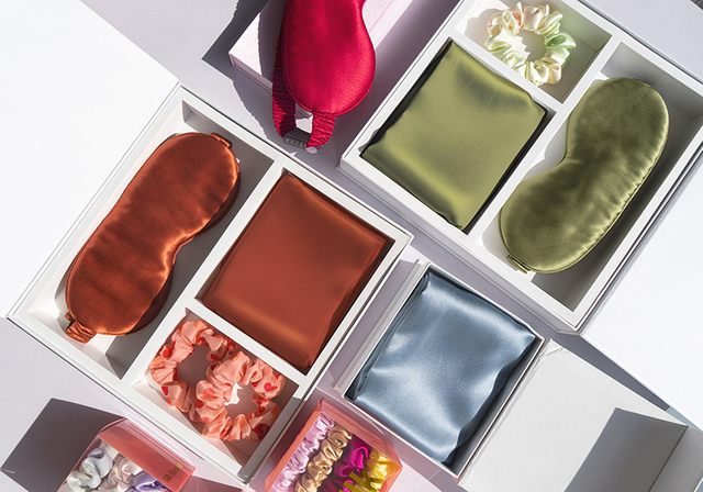 Hochwertiges Schlafset aus weicher Maulbeerseide in Geschenkbox