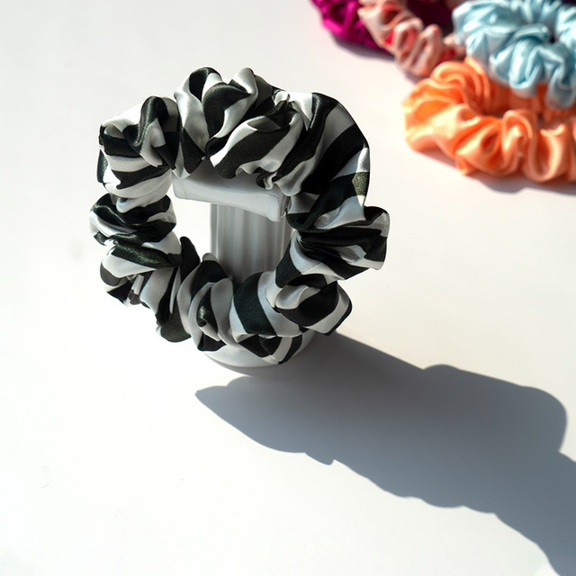 Geschenkset mit dünnen Haargummis aus reiner Momme-Seide der Güteklasse 22. Haargummi aus 100 % Maulbeerseide