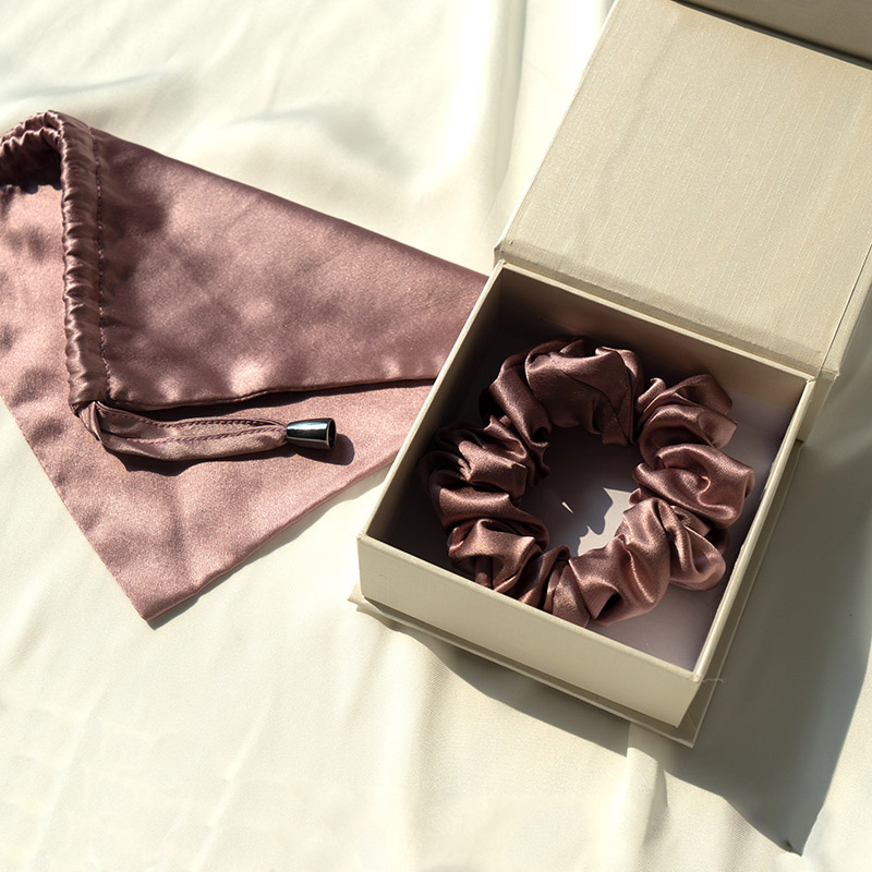 Wie man Seiden-Haargummis wäscht